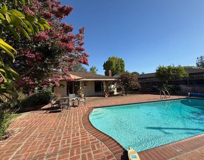 Building Photo - Beautiful 4 bedrooms 2.5 bath home