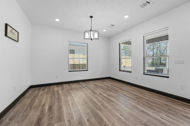 Building Photo - 210 Canary St