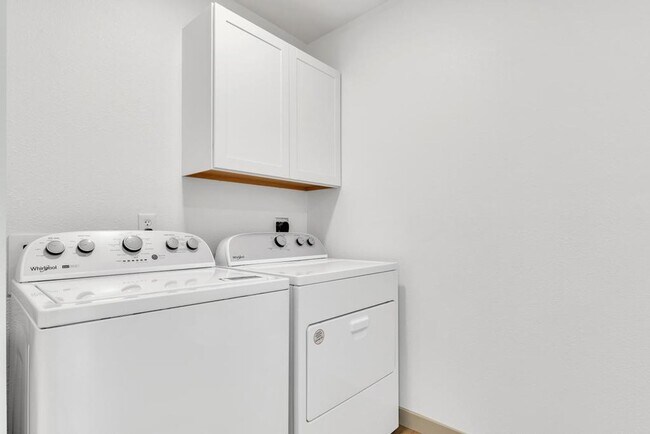 Building Photo - Completely Remodeled 6 bedroom/4 bath Home with New Pool