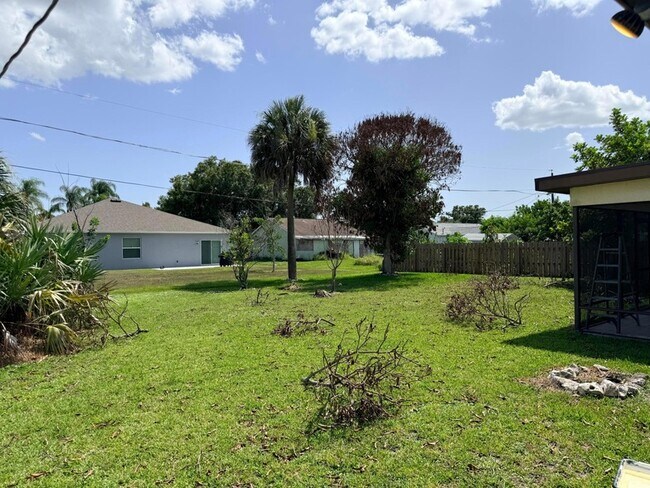 Building Photo - 508 NW Azalea Ave