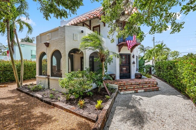 Building Photo - 531 N Lakeside Dr