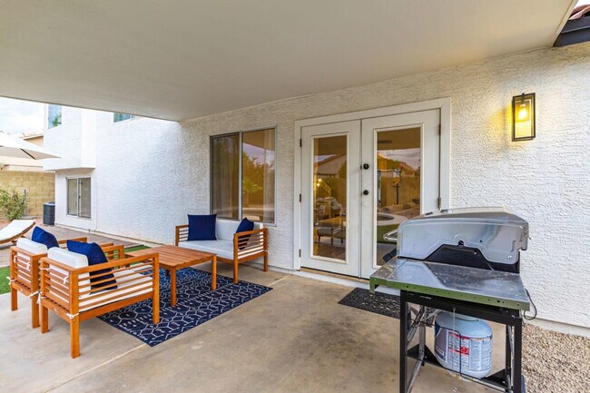 Building Photo - 2562 E Lynwood St