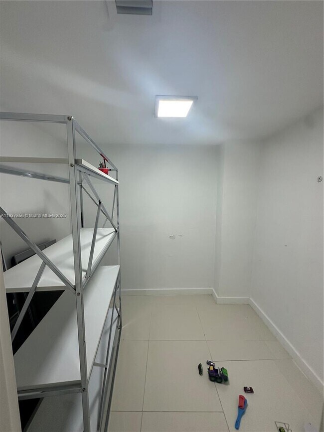 Building Photo - 5255 Collins Ave