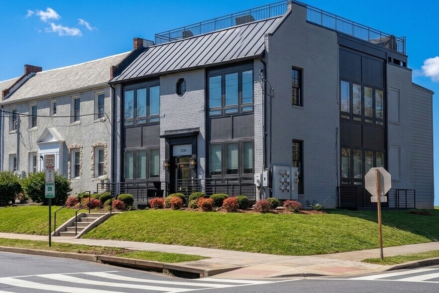 Building Photo - 3926 10th St NE