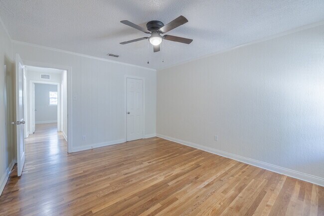 Building Photo - Beautiful Tech Terrace Home! Full of Chara...