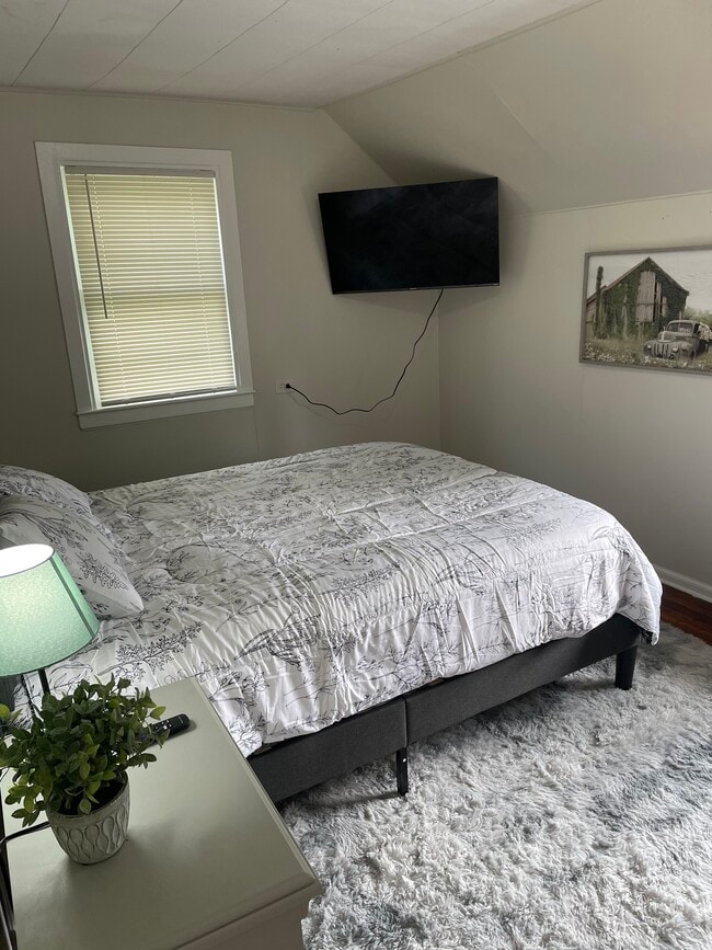 Building Photo - 29 E 221st St