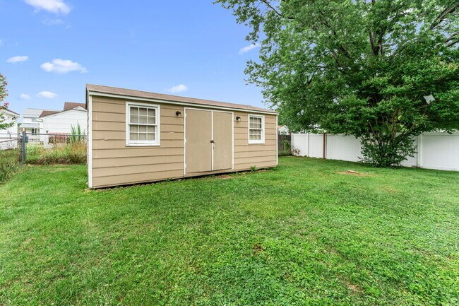 Building Photo - 104 N Oak Ave