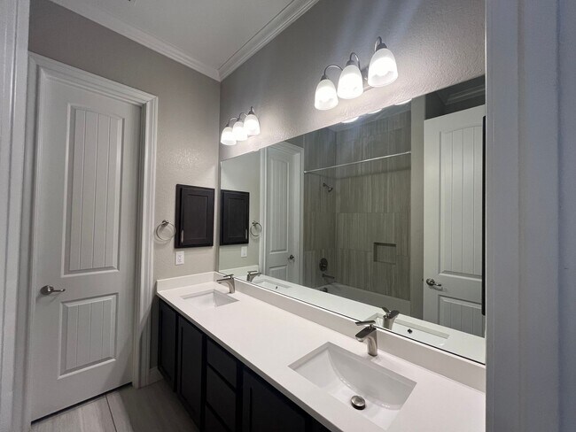 Building Photo - 4815 Viewcrest Rd