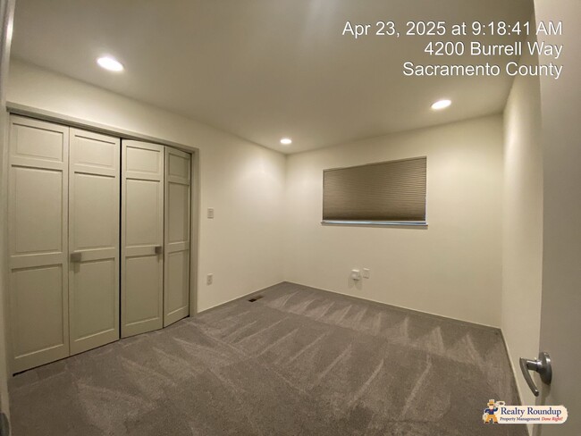 Building Photo - Sprawling Ranch with Open Floorplan & Exce...