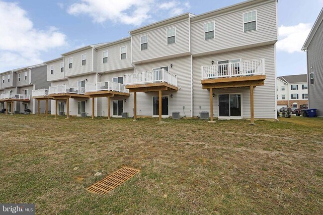 Building Photo - 272 Macoun Way