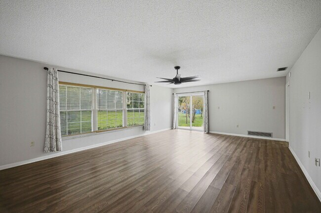 Building Photo - Spacious 3-Bedroom Rental on .39 Acres in Desirable SE Ocala!
