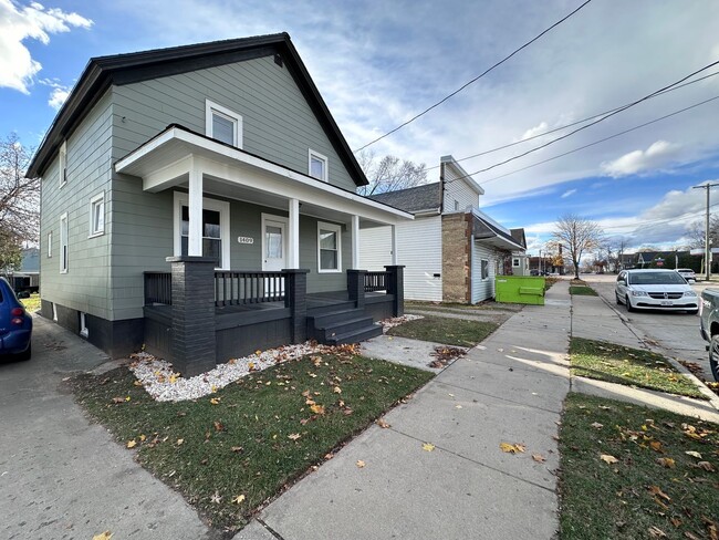 Building Photo - Gorgeous Renovated 5 Bedroom 1 Bath Single...