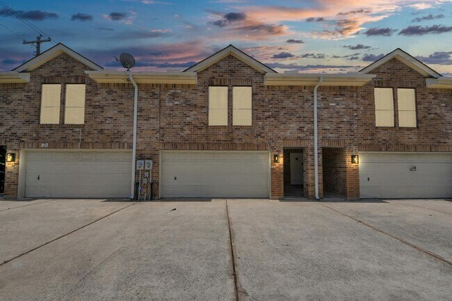 Building Photo - 10405 Shadow Oaks Dr