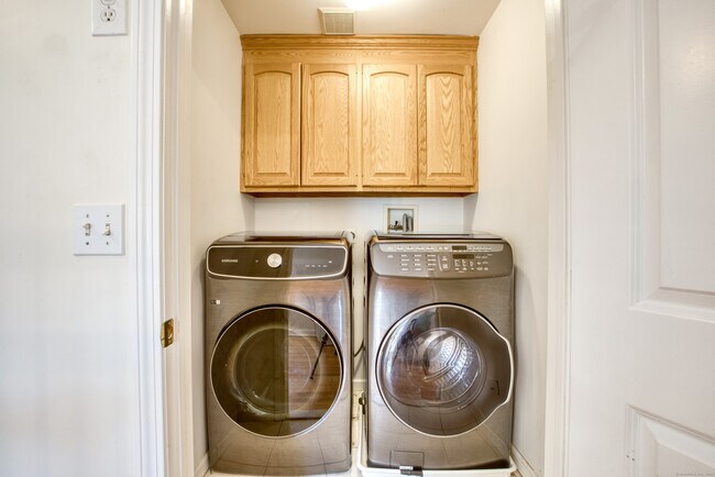 Building Photo - 9 Mayflower Ln