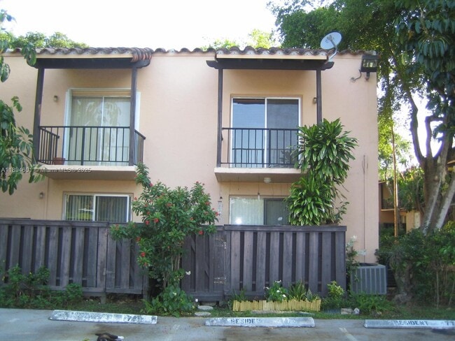 Building Photo - 10824 N Kendall Dr