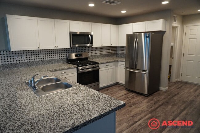 Building Photo - Stunning Home Off of Taft Highway and South H Street!