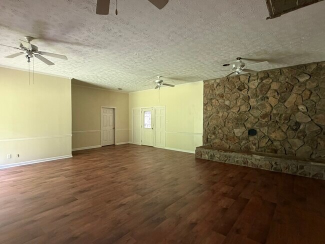 Building Photo - 200 W Teamon Cir