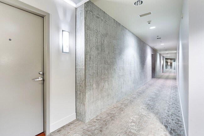 Building Photo - Park Place - 1 bed/1.5 bath/bonus room - Pearl District Condo w/NEW paint/bedroom carpet/parking/...