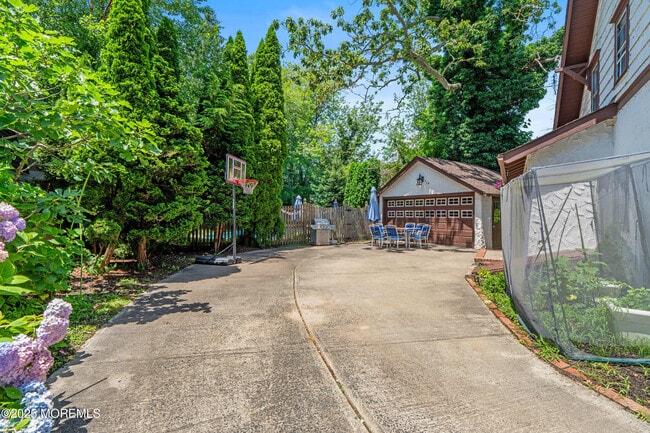 Building Photo - 562 N Edgemere Dr