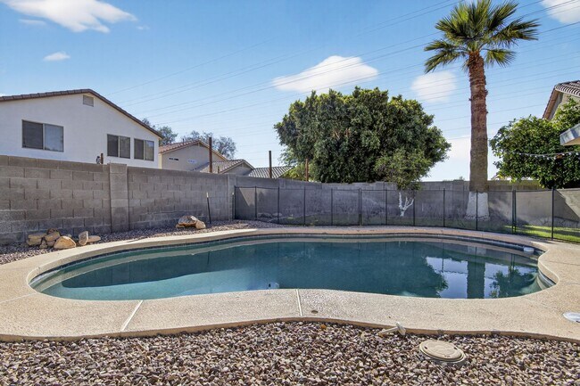 Building Photo - Gilbert Living with Private Pool