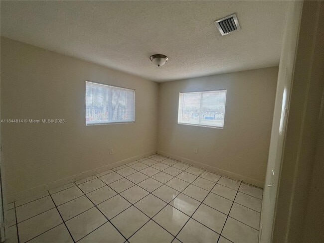 Building Photo - 2415 NW 18th Terrace
