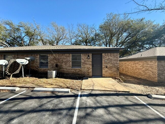 Building Photo - Tour Today!  Newly Renovated 2-Bedroom, 1-Bath Duplex!