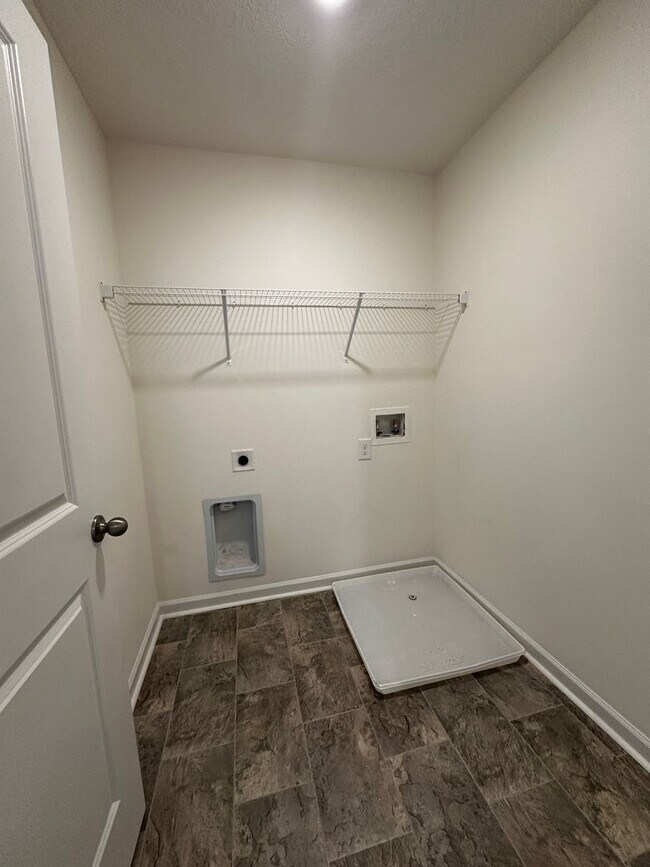 Building Photo - E. Morristown - 3 bed/2.5 bath home with garage