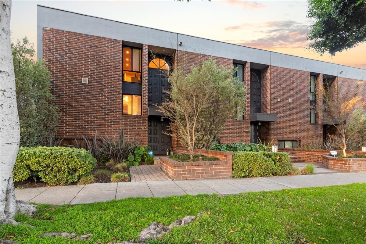 Building Photo - 9311 Burton Way