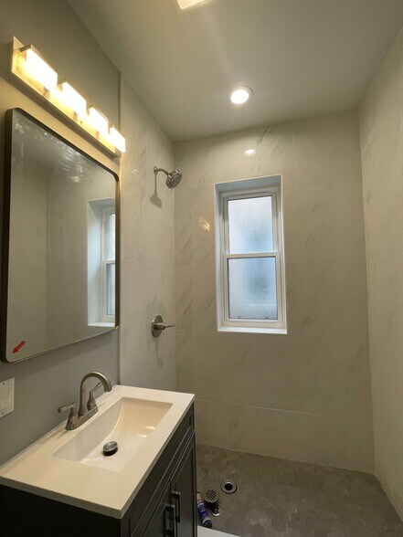 Building Photo - 3141 N Ridgeway Ave