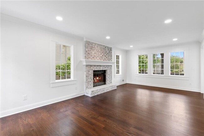 Building Photo - 1296 Hilton Dr