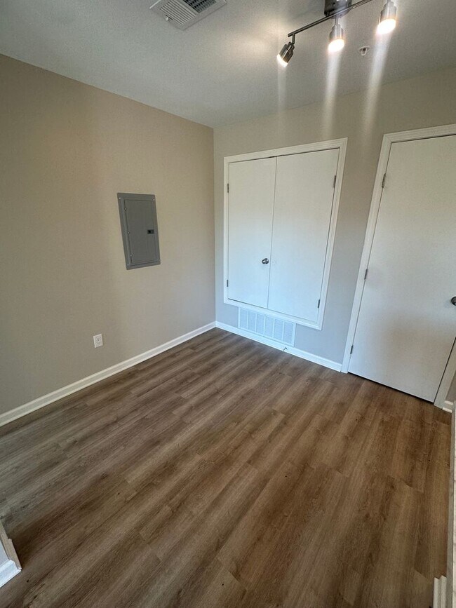Building Photo - 6696 Whispering Oak Pl
