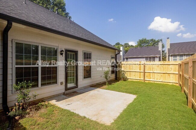 Building Photo - 1334 Gates Dr SE
