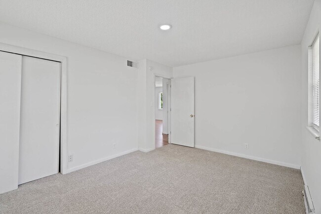 Building Photo - Charming & Newly Updated 2BR Duplex with F...