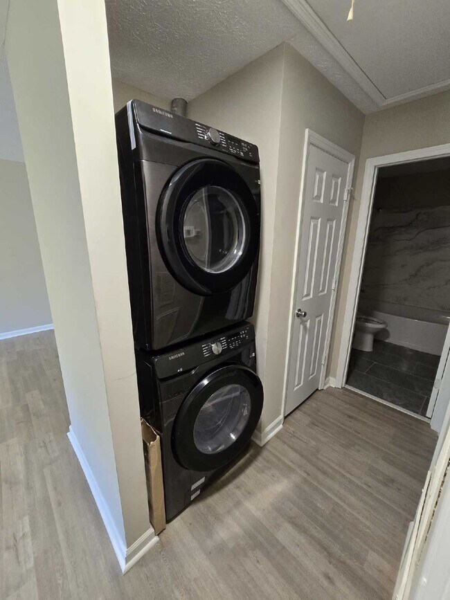 Building Photo - Charming 2-Bedroom Duplex in Hampton, GA with Spacious Layout and Modern Amenities!