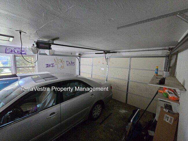 Building Photo - College rental 5 bedroom 4 bathroom Now sh...