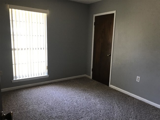 Building Photo - 614 Mountain Dr