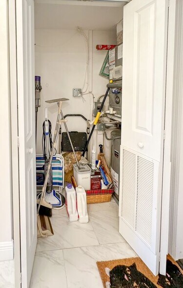 Building Photo - 4800 Bayview Dr