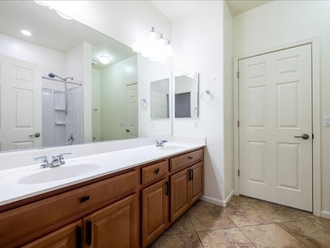 Building Photo - 5 Bedroom 3 Bathroom