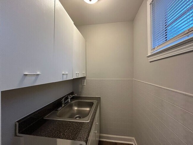 Building Photo - 1055 Brower St
