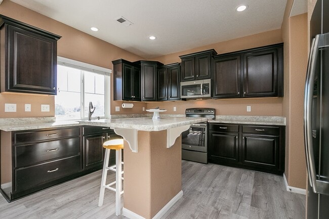 Building Photo - Beautiful 3 Bed 2.5 Bath in Thompson River...