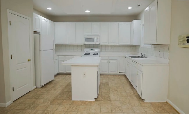 Building Photo - 1747 Wood Carriage Way