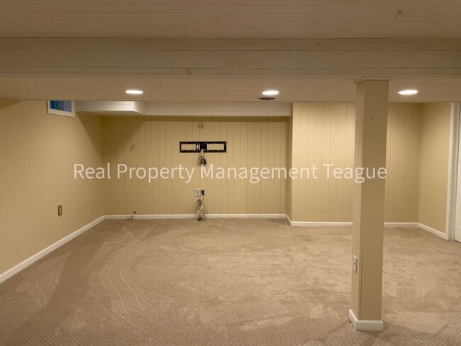 Building Photo - Beautiful Single Family Home