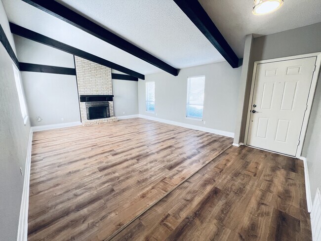 Building Photo - 2102 Richwood Dr