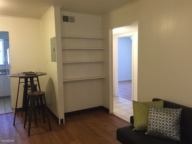 Building Photo - 2 br, 1 bath Apartment - University Manor