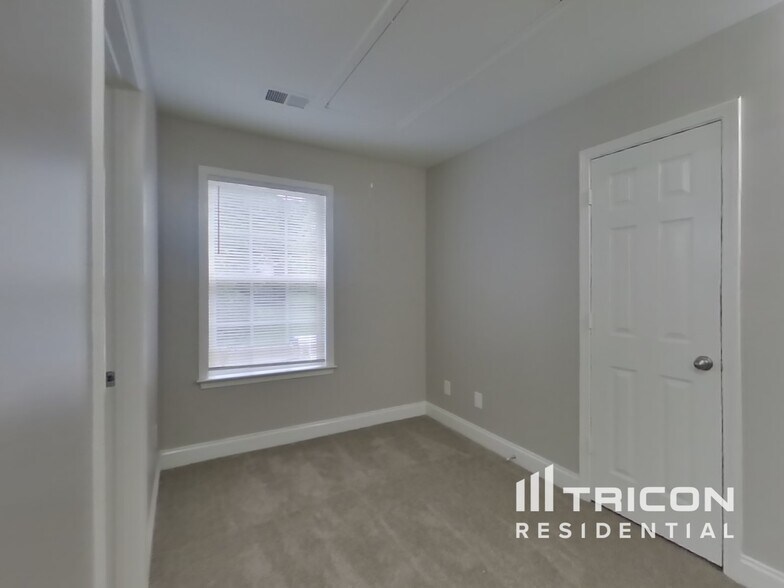 Building Photo - 2457 Terra Dr