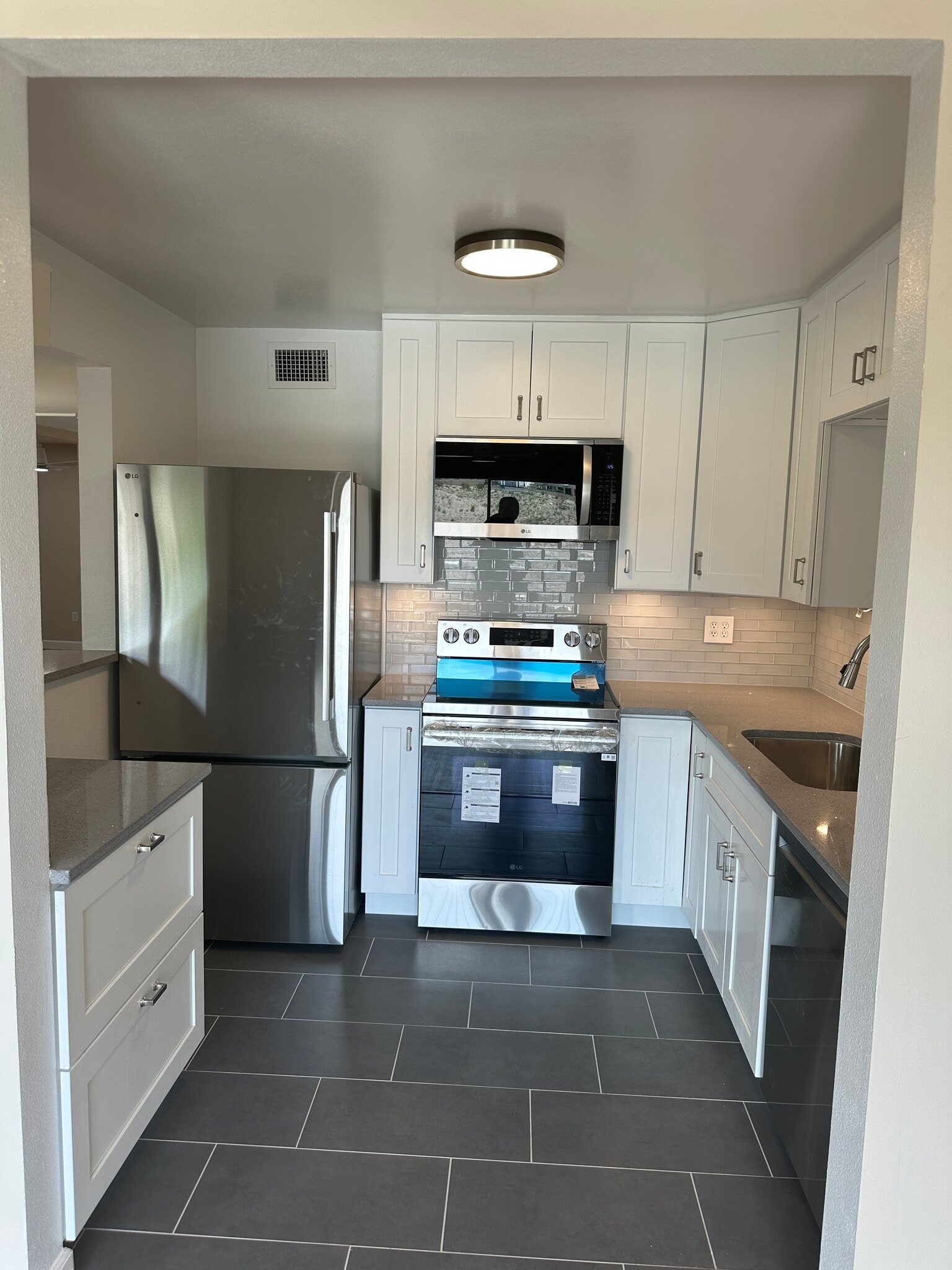 Kitchen - 4800 N Stanton St