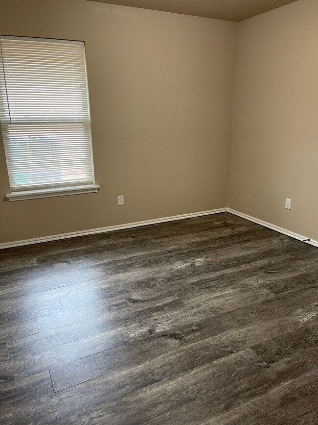 Building Photo - Three Bedroom Home Available for Lease in ...