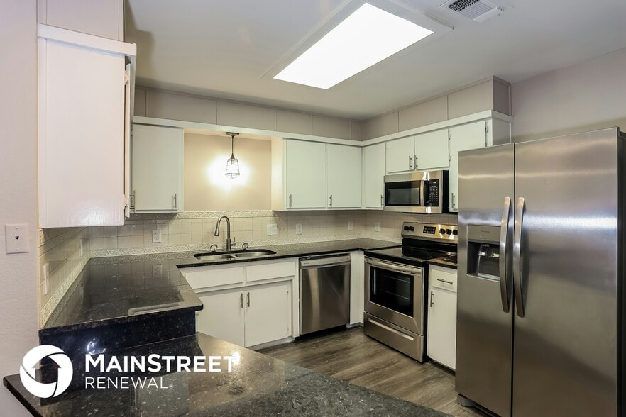 Building Photo - 1600 E Bankhead Dr