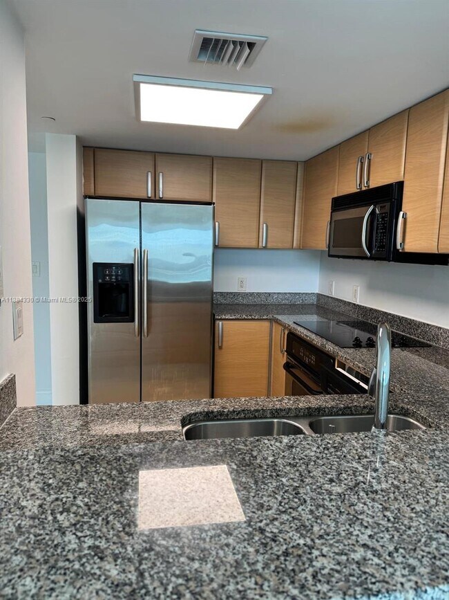 Building Photo - 2101 Brickell Ave