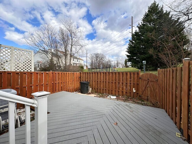 Building Photo - Wonderful townhome with recent upgrades..a...